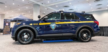 New York City, ABD - 27 Mart 2024: Ford Explorer TBTA polis arabası New York Uluslararası Otomobil Fuarı, yan görüş.