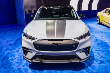 New York City, ABD - 27 Mart 2024: Ford Mustang Mach-E SUV elektrikli araba New York Uluslararası Otomobil Fuarı, ön manzara.