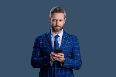 Gri yolda insan telefonu görüşmesi izole edildi. İş adamı sohbeti. İş adamı mesajlaşması ve mesajı. Sosyal ağ. Telefonu olan İspanyol bir iş adamı. Telefon kullanan bir iş adamı. Uzlaşma anlaşması.