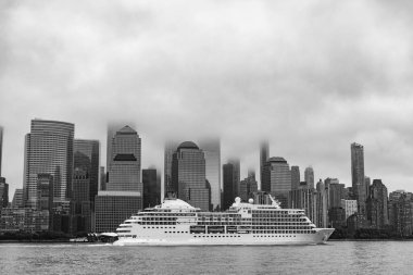 Seyir Gemisi Vekili Navigator bir sonraki Manhattan 'da New York' a yelken açıyor. New York Manhattan 'ın silueti Hudson Nehri yolcu gemisiyle geziyor. Yolcu gemisinde tatil