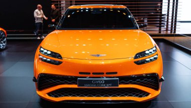 New York City, ABD - 27 Mart 2024: Genesis GV60 Magma elektrikli araba New York Uluslararası Otomobil Fuarı, ön manzara.