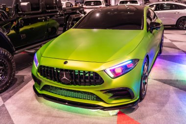 New York City, ABD - 27 Mart 2024: Mercedes Benz CLS yeşil araba New York Uluslararası Otomobil Fuarı, açı görünümü.