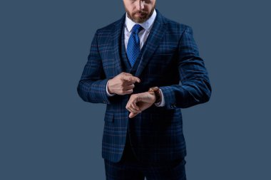 Dakik adam gri zamanı kontrol ediyor. İş için son gün. İş hayatına geç kalan bir iş adamı. Zaman yönetimi. Dakik adam vardiya saatini geç kontrol ediyor. Nöbetçi bir iş adamı. Klasik Aksesuar.