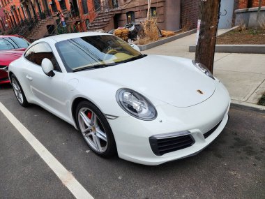 New York City, ABD - 10 Şubat 2024: Porsche 911 beyaz araba parkı, açı manzaralı.