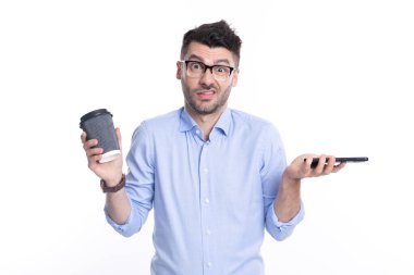 Telefonda konuştuktan sonra iş adamı. Telefon var. İletişim kurmak için telefonu kullanan bir adam. İletişim. İş adamı kahve molasında telefonu tutar. Patron akıllı telefon kullanıyor. İş görüşmesi. Cevapsız arama.