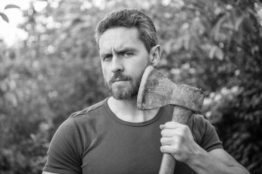 Baltalı, erkeksi bir adam. Baltalı, sakallı, erkeksi bir adam. Açık havada baltalı, erkeksi bir adam. Baltalı, erkeksi bir adamın fotoğrafı..