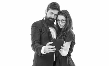 Benim çiftim. Smokinli sakallı adam ve gözlüklü kız. Birbirine aşık çiftler kalplerini tutarlar. Nişan. Zarif bir çift resmi etkinliği. Aşk ve romantizm. Kadın ve erkek için romantik bir randevu. Sevgililer günün kutlu olsun..