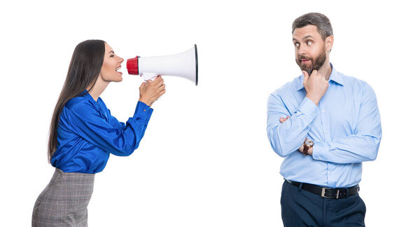 Внимание, пожалуйста. Предприниматели с громкоговорителем объявляют о бизнесе. Новое деловое объявление. Неудовлетворенный босс кричит на менеджера, изолированного от белых. Предприниматели объявляют о проблеме.