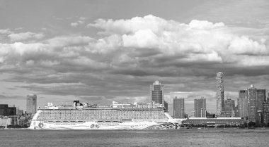 New York, ABD - 19 Haziran 2023: New York 'ta Manhattan' a yakın Norveçli Neşe Yelkenlisi. New York Manhattan 'ın Skyline' ı Hudson Nehri yolcu gemisi NCL 'de seyrediyor..