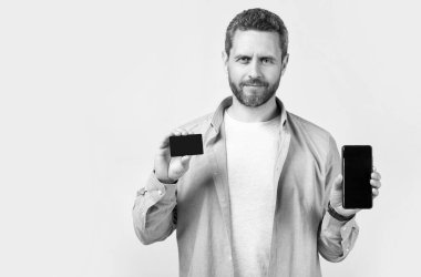 Adamın para ödediği fotoğraf, fotokopi alanı. Stüdyonun arka planında izole edilmiş ödeme yapan adam. Stüdyoda ödeme yapan bir adam. İşlem ödeyen adam.