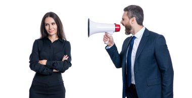 Hoparlördeki çalışana bağıran işadamı beyazdan izole edilmiş. İş adamının terfi konusunda ortağıyla anlaşmazlığı var. İş adamı anlaşmazlığı çözüyor. Ofisteki rekabet. iş çatışması.
