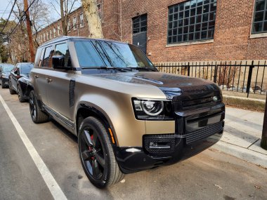 New York City, ABD - 27 Şubat 2024: Land Rover Defender 110 X lüks siyah araç, köşe görüş.