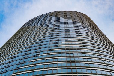 Perspektif şehir gökdeleni. Modern gökdelen binası. Metropolis 'teki mimari bina. Gökdelen perspektif görüntüsü. Şehir mimarisi konsepti. Modern ofis binasının mimarisi..