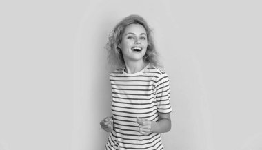 Sarı arka planda izole edilmiş güzel kızıl saçlı kadın portresi. Stüdyodaki genç kızıl saçlı kadının portresi. Yetişkin kızıl kadın portresi.