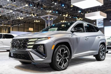New York City, ABD - 27 Mart 2024: 2025 Hyundai Tucson kavşak aracı New York Uluslararası Otomobil Fuarı, köşe görüş.