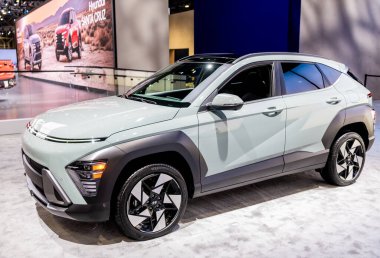 New York City, ABD - 27 Mart 2024 Hyundai Kona arabası New York Uluslararası Otomobil Fuarı, yan görüş.