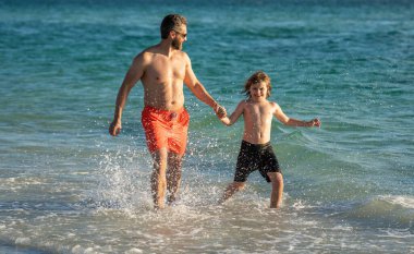 Baba oğul maceraları. Baba, baba, oğul deniz sahilinde koşuyor. Baba oğul, yaz tatilinin tadını çıkarıyor. Denizdeki baba ve oğul arasında özel anlar. Anılar oluşturuluyor.