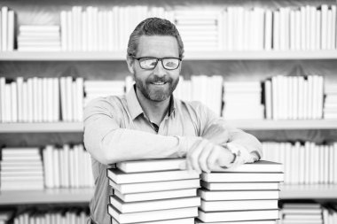 Öğretmenle okul eğitimi. Eğitim ve bilgi. Okula dönüyorum. Öğretmenler günü. Okulda öğretmenlik eğitimi. Bilgi günü. Kitaptan bilgi. Adam üniversite eğitimi alıyor. Yutucu kitaplar.