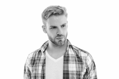 Stüdyodaki bin yıllık adamın yüzü. Kareli gömlek giyen bin yıllık bir adamın fotoğrafı. Milenyum çocuğu beyazdan izole edilmiş. Arkaplandaki milenyum adamı.