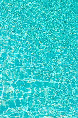 Dalgalanan suyun arka planı. Deniz sahili geçmişi. Yaz tatili. Mavi deniz lagünü dalgalanması. Deniz kıyısı kıyısı. Parlak sahil kıyısı. Yaz tatilinde. Hafta sonu kaçamağı.