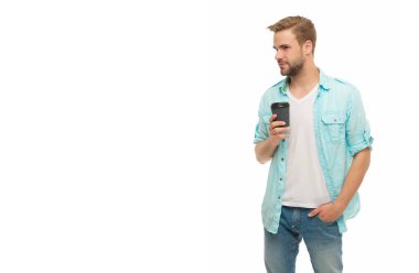 Millennial Man 'in beyaz kahve fincanı var. Sabah kahvesi vakti. Yaşam tarzı konsepti. Espresso içiyorum. Çay içen adam. Sıcak bir sabah. Evde kahve molası. Pankart reklamı.