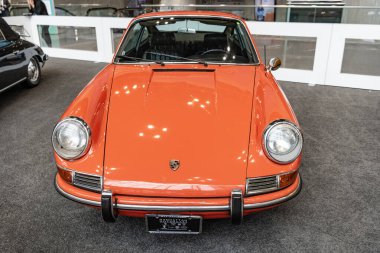 New York City, ABD - 27 Mart 2024: 1967 Porsche 912 eski araç turuncu renkli New York Uluslararası Otomobil Fuarı, ön manzara.