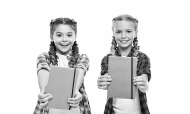 Okula dönüyorum. Lise eğitimi. Çocuklar günlük hakkında düşüncelerini paylaşırlar. Çocuk eğitimi. Okul çocukları ve günlükleri. Arkadaşlıklarının günlüğü. seçici odak.