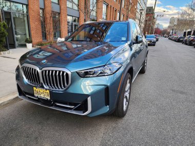 New York City, ABD - 18 Mart 2024: BMW X5 lüks araba açık hava manzaralı.