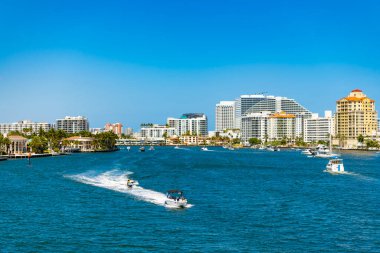 Fort Lauderdale, Florida, ABD - 25 Mart 2023: modern mimari ve yatlarla Fort Lauderdale lüks şehir manzarası.