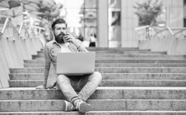 Serbest çalışan adamın kahve molasında iletişimi vardır, Banner. Serbest çalışan adamın dizüstü bilgisayarında iletişimi var. Serbest çalışan adamın dışarıdaki bilgisayarla iletişimi var. Dışarıdaki serbest çalışan adamın iletişimi.