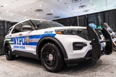 New York City, ABD - 27 Mart 2024: Ford Interceptor polis arabası New York Uluslararası Otomobil Fuarı, alçak görüş.