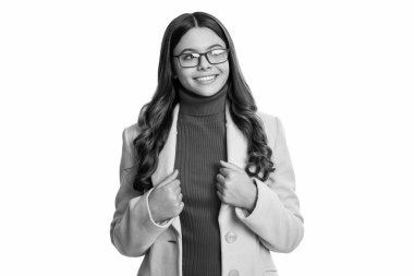 Sonbahar modası. Moda anlayışı olan trend bir kız. Moda ve şık bir genç kız. Şık ve kendine güvenen genç bir modacı. Şık bir ceket giyen genç kız. Gözlüklü mutlu genç..