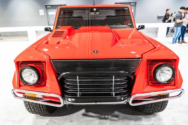 New York City, ABD - 27 Mart 2024: Lamborghini LM002 spor araba New York Uluslararası Otomobil Fuarı, ön manzara.