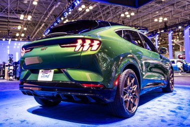 New York City, ABD - 27 Mart 2024 Ford Mustang Mach-E GT elektrikli otomobil New York Uluslararası Otomobil Fuarı 'nda, nadir görülen manzara.