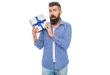 Sakallı adam Sevgililer Günü için hediye kutusunu tutuyor. Sevgililer günün kutlu olsun. Erkekler günü. Beyazlar üzerinde izole edilmiş yetenekli bir adam. Randevu için romantik bir hediye. Erkekler günü için hediye. 14 Şubat 'taki adam. Sürpriz paket..