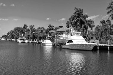 Yaz tatilinde lüks bir yaz tatili için rıhtıma yanaşmış yatta rahatlayın..
