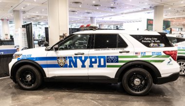 New York City, ABD - 27 Mart 2024 Ford Explorer Polis Müdahale Aracı NYPD arabası New York Uluslararası Otomobil Fuarı, yan görüş.