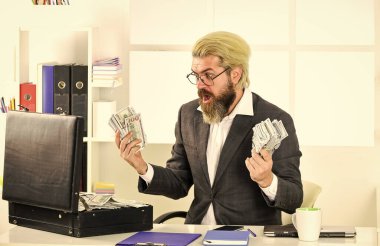 Banka hesabı oluştur. Kredi ve nakit konsepti. Finansal danışmanlık. Mali müşavir. Finansal başarı. Nakit ciro ve vergi ödemesi. Nakit parası olan bir iş adamı. Erkek işyeri sahibi ofisi.