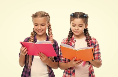 Arkadaşlıklarının günlüğü. Okula dönüyorum. Lise eğitimi. Kızlar günlük hakkında düşüncelerini paylaşıyorlar. Çocuk bilgisi. Üniversite öğrencileri. Okul kızları ve günlük defterleri. Hikayelerini okuyorlar.