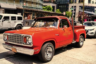 New York City, ABD - 12 Mayıs 2023 Dodge Warlock klasik pikap kırmızı retro araba, yan görüş.