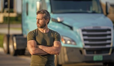 Kamyonetin yanında bir adam var. Kamyonetin yanında bir adam var. Kamyon şoförü. Kamyon sahibi. Nakliye araçları. Kamyonetin önünde poz veren İspanyol bir adam. Yarı kamyon aracı. Boşluğu kopyala.