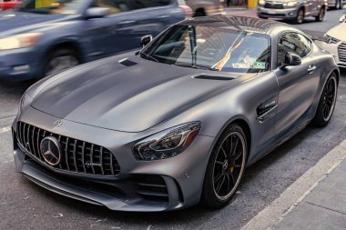 New York City, ABD - 09 Ağustos 2023: Mercedes Benz AMG GT 2018 spor araba, köşe görüş.