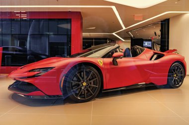 New York City, ABD - 09 Ağustos 2023: Ferrari SF90 Stradale Supercar spor arabası sergi salonunda, alçak manzara.
