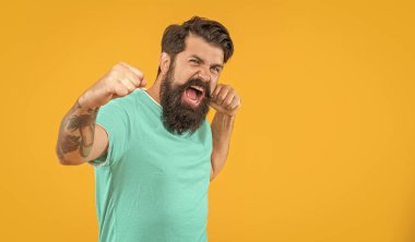 Sarı, seçici odak noktasında izole edilmiş sakallı vahşi adam ve kopyalama alanı. Stüdyoda sakallı vahşi bir adam. Arka planda sakallı vahşi bir adam. Sakallı vahşi adamın fotoğrafı..