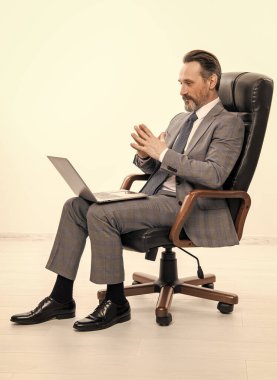 İş başarısı. Bilgisayarda iş adamı iletişimi. Çevrimiçi çalışan serbest çalışan biri. Serbest blog yazarı. Uzaktan kumanda serbest çalışıyor. İş adamı, ofis elbisesi içinde dinleniyor. ağ yöneticisi.