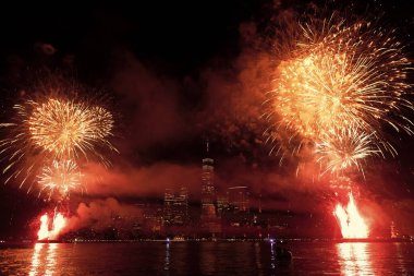 New York Manhattan havai fişekleri arifesinde. Manhattan 'da havai fişekler. New York 4 Temmuz Havai fişekleri. Flashing Fireworks ile New York City Skyline Manhattan. Bağımsızlık Günü