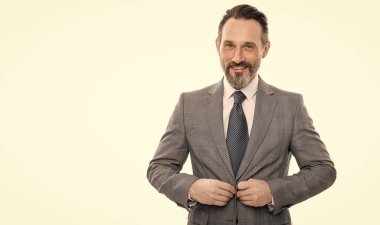 Ofis müdürü. İşadamı beyazdan izole edilmiş. Takım elbiseli bir iş adamı. Olgun iş adamı. İş adamı portresi. Başarılı bir iş. Girişimcinin başarısı. Boşluk afişini kopyala.