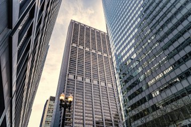 Metropolis City 'de bir gökdelen. Şehir merkezinde gökdelenli bir şehir. Dışarıdaki ofis binası. Gökdelen mimarisi. Camsı yüzlü bir gökdelen. Modern şehir binası. ofis bloğu.