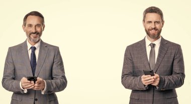 Blogda sohbet eden iki iş adamı. Telefondaki mesajlaşan iş adamları beyazdan izole edilmiş. İş mesajlaşması. İnternet işi. Takım elbiseli iş adamları telefon kullanır. İleti bildirimi.