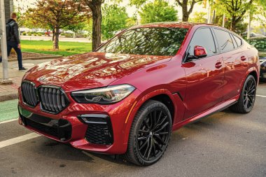 New York City, ABD - 10 Mayıs 2020 BMW X6 M Yarışması SUV kırmızı renk, yan görüş.